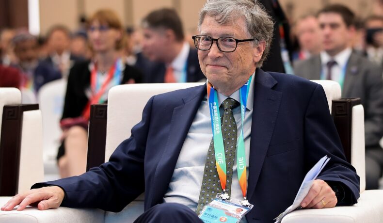 Bill Gates, la evenimentul International Import Expo, China, 2018. Stă într-un fotoliu alb și e îmbrăcat într-un costum închis la culoare. Bill Gates a recunoscut recent care a fost cea mai mare greseala din cariera sa