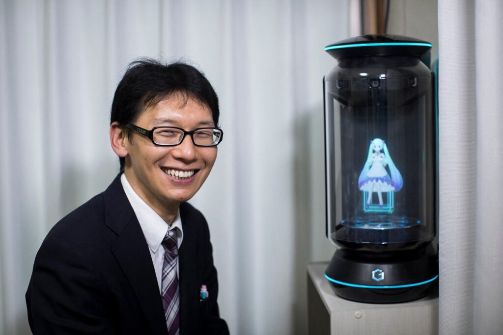 Akihiko Kondo, alături de holograma cu Hatsune Miku