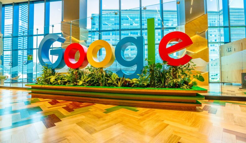 Logo Google din interiorul companiei, cu podea de lemn. Google ar folosi și „angajarea silențioasă” Logo Google din interiorul companiei, cu podea de lemn. Google ar folosi și „angajarea silențioasă”