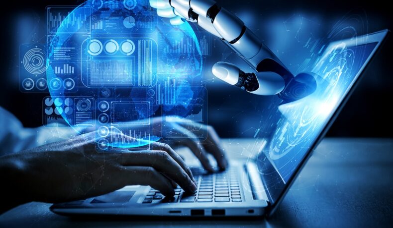 Mâna unui robot care iese din laptop, cu un utilizator care îl folosește. ChatGPT e programul „înfricoșător” care ar putea înlocui Google