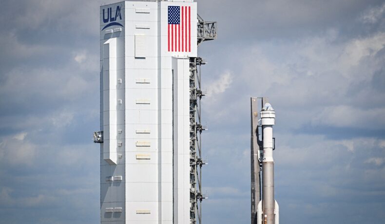 Capsula Starliner, pentru care a fost amânată lansarea, deasupra unei rachete ULA, Atlas V, cu cerul pe fundal